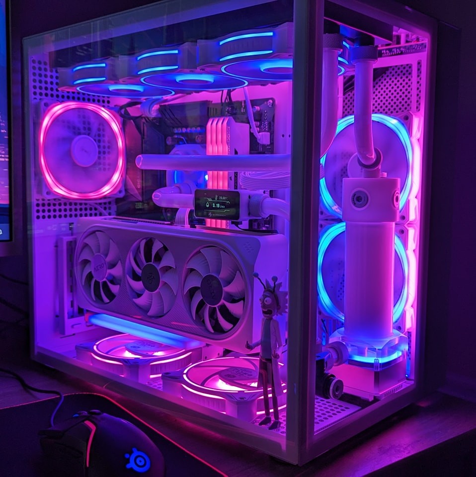 Unutrašnjost računara sa RGB osvetljenjem